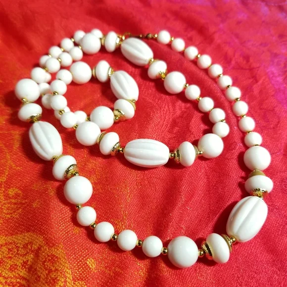 Long vintage necklace white beads gold tone molded ridged - Picture 3 of 14